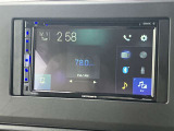 カロッツェリア製ディスプレーオーディオが装着されております。CDやDVDはもちろん、USB端子でスマートフォンを接続するとApple Car Playやandroid Autoでのアプリケーションが表示できます。