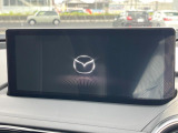 【8.8インチマツダコネクト】車内の雰囲気にマッチした大型のディスプレイ。スマホ接続でのナビ使用やBluetooth再生等、様々な機能が楽しめます。直感的なダイヤル操作が可能で、使い勝手も良好です。