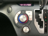 オートエアコンは温度を設定するだけで、自動で風量などを設定してくれます。運転しながら操作も必要ないので、安全性も向上します。