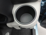 カップホルダーは運転席や助手席からちょうど手の届く位置です!!