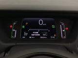 デジタル表示のスピードメーターとタコメーター、燃費やオドメーターなどの表示の他に、ホンダセンシング機能などの表示もできる多機能なマルチインフォメーション・ディスプレイです。