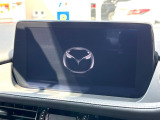 【8インチマツダコネクト】車内の雰囲気にマッチした大型のディスプレイ。スマホ接続でのナビ使用やBluetooth再生等、様々な機能が楽しめます。直感的なダイヤル操作が可能で、使い勝手も良好です。