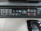 AUTOエアコンでいつでも快適な温度に!さらに運転席と助手席にはシートヒーターも付いています。