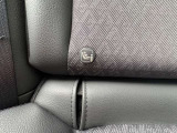 ISO FIX対応のリヤシートです!対応するチャイルドシートを車体に固定。取り付けミスを防ぎ、子供の安全性を高めます。安心の子供乗車を可能にし、家族全員のドライブをサポートしてくれます。