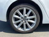 【純正ホイール】純正設計ならではの美しいデザインと精密な仕上げで、車両全体のスタイリングを引き立てます。