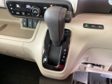 自然に手が届き、操作性の良いインパネシフトに、パーキングブレーキは、フットブレーキタイプなので、運転席と助手席の間はすっきりしています。