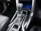 CVT(無段変速)のオートマチックです。フロアシフトがとても使い易いです。また高燃費に貢献するのもこのオートマチックです(*^_^*)
