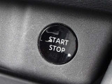 【プッシュスタート】キーが車内にあれば、エンジンの始動・停止はブレーキを踏んでスイッチを押すだけ!キーを取り出す手間を省き、ワンプッシュで操作するので簡単でスムーズ!