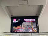 後席モニターがついています。走行中でもTVご覧頂けます。後席の方は退屈しませんね