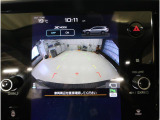 後方の映像を車内の11.6インチディスプレイに表示。 ステアリング操作に連動して動くガイドラインが、駐車や車庫入れをよりスムーズにサポート。狭いスペースでも安心して操作できる頼れる機能です。