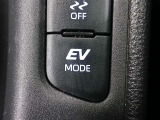EVドライブモードで、早朝・深夜や屋内の駐車場などで、エンジン音や排気ガスを気にすることなく走れます。