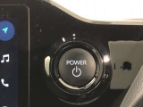 エンジンスタートスイッチです。キーが車内にあれば、エンジンの始動や停止はスイッチを押すだけ!キーを取り出す手間を省き、ワンプッシュで操作できるので簡単でスムーズです。