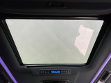 【サンルーフ】開放感たっぷりの希少装備、サンルーフが装着されています!車内に明かりを取り入れたり景色を楽しむ以外にも、車内の空気も簡単に換気できて快適です!