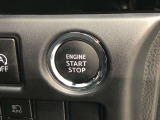 エンジンスタートスイッチです。キーが車内にあれば、エンジンの始動や停止はスイッチを押すだけ!キーを取り出す手間を省き、ワンプッシュで操作できるので簡単でスムーズです。