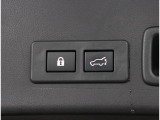 電動パワーリヤゲート搭載!ボタン一つで操作が可能で、キーレスエントリーや車内からも操作が可能な便利な機能です!!またメモリー機能もあり、狭い場所などでの開閉の際にも便利な機能です!