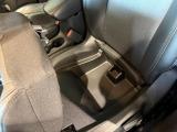 助手席シート下にも収納可能です。車検証ケースなどを収納される方が多いです。