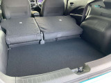 リヤシートを全て倒せばさらに荷物が積めますよ。