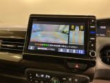 リバースギアに入れるだけで後方の表示へ切り替わります。夜間や雨の日の駐車も楽になりますよ。