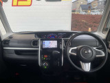 運転廻りの画像です!操作スイッチ類もキレイな状態です。専門スタッフが内外装を清掃・きめ細かい箇所までクリーニングしています。