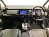 車内は光触媒抗菌消臭施工済です。スタイリッシュなデザインでスポーティなインパネ周りを演出します。グローブボックスやカップホルダーのほかにトレーなどたくさんの収納スペースが付いています。