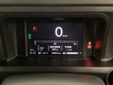 デジタル表示のスピードメーターとタコメーター、燃費やオドメーターなどの表示の他に、ホンダセンシング機能などの表示もできる多機能なマルチインフォメーション・ディスプレイです。