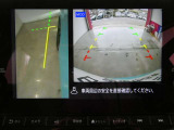 ギアを『R』に入れた後、カメラボタンを押すと、運転席から見えない左側面をナビ画面にうつしてくれるので、幅寄せや縦列駐車がし易くなります。