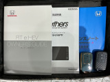 スマートキーは鍵をバッグに入れたままでもドアロックの開閉やエンジンのON・OFFができます。夜間や雨の日も鍵を探さなくて良いので便利です。