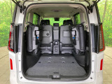 普段のお買い物や通勤、送迎等に十分な荷室スペースを確保しております。セカンドシートを倒すと、大きな荷物の積載も可能です♪