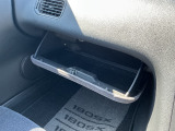 助手席側には広めの収納スペースもあり便利です