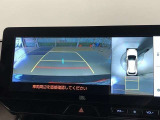 車の全周囲の画像が表示されます。運転席から見づらい個所なども、上空から見たような映像で確認できます。映像のきりかえも出来、後方確認だけでなく大変便利な機能です。