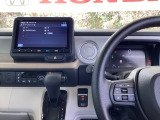 ホンダ純正メモリーナビ搭載なので、遠方へのドライブもお任せ下さい!ステアリング左手側にオーディオ関連のコントロールスイッチを配置しています。操作時は視線を逸らすことなく運転に集中できます