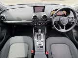 インテリアはオリジナル仕様で通常はブラックを基調とした内装になっております。飽きの来ないドイツ車らしい内装です。
