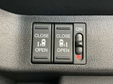 狭い所でも乗り降り楽々な両側電動スライドドアです!簡単にドアの開閉が出来る為女性やお年寄りにも優しく、荷物で手が塞がった時なども大変便利です!