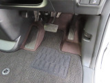 【フロントのフロアマット】前席は純正フロアマット付きです。大きな汚れもなく、使用感も少なめで綺麗な状態です。