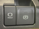 【オートブレーキホールド】信号待ちや渋滞で停車時にブレーキから足を離しても、停止状態を保持してくれます。前進するときはアクセルを踏めば自動で解除されるので安心♪街乗り運転が楽になります♪