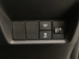 ハンドルの右側にはヘッドライトレベライザーとVSA(ABS+TCS+横滑り抑制)の解除スイッチがついています。ヘッドライトレベライザーは道路状況や積荷の加重に応じてライトの高さを調節できます。