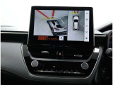 サイドクリアランスビュー表示中に、旋回時の運転操作に合わせて自動で車両を斜め後方から見たような映像を表示。