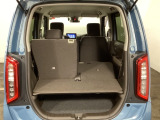 【ビッグラゲッジモード】後席を倒せばさらに広くフラットな空間に。荷室だけでは積みきれない大きな荷物にも対応できます。下段スペースも同時に使えるので、上段との積み分けも可能です。