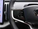 スポーク部には、さまざまな装備や機能を操作できるスイッチをスタイリッシュにレイアウト。一部の機能については、お好みに合わせてスイッチの割り当てをカスタマイズすることも可能です。