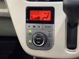 プッシュ式のオートエアコンが標準装備♪。ディスプレイが大きくて見やすくなっております。エアコンパネルの上の目立つ位置にハザードスイッチがあり、初めて乗っても見つけやすく押しやすい位置になってます。