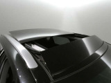 【パノラマルーフ】前席のチルト・スライド式ガラスルーフに加えて後席までガラスルーフが広がっている為、開放感あふれる室内空間を演出いたします。