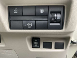 運転席のハンドル右奥側にまとめられたスイッチ群。一目で分かりやすく操作しやすいです。