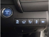 お車のキーはスマートキーです。キーを身につけた状態で車に近づき、ドアロックの解錠や施錠操作が出来ます。雨の日など両手がふさがっている時など、とっても便利ですね。