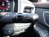 オートライト機能が装備されており暗い場所に入ると車両が検知しライトのON・OFFを自動的に切り替えてくれますので非常に便利な装備です♪