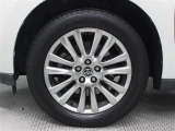 スーパークロムメタリック塗装された18インチアルミホイールが装着されています。タイヤサイズ235/55R18