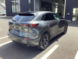 CX-30のリアビューは、クーペのように絞り込まれたキャビンと、張り出した力強いフェンダーが対比する「艶」のあるデザインが特徴です。