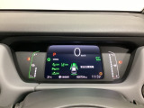 デジタル表示のスピードメーターとタコメーター、燃費やオドメーターなどの表示の他に、ホンダセンシング機能などの表示もできる多機能なマルチインフォメーション・ディスプレイです。