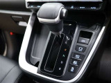 CVT(無段変速)のオートマチックです。インパネシフトがとても使い易く足元がスッキリするので、空間が広く使えますね♪