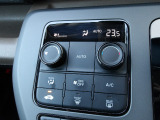 フルオートエアコン付きです。1年中どんな季節でも快適温度に設定が出来るのでドライブや通勤が楽しくなります。