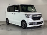 狭い駐車場でも、スライドドアならチャイルドシートへのお子さまの乗降や荷物の積載もスムーズ。とても便利な【両側電動スライドドア】ドアハンドを少し引くだけでリアドアが自動開閉します。